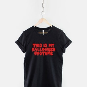 Puede incluir: Camiseta negra con texto rojo que gotea que dice "This is my Halloween Costume".