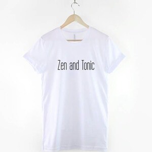 Camiseta de yoga Zen and Tonic: Camiseta unisex de algodón con humor de ginebra, inspirada en la meditación. imagen 2