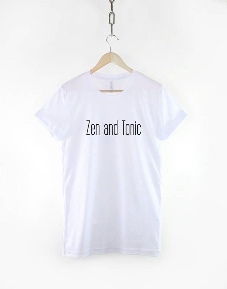 Camiseta de yoga Zen and Tonic: Camiseta unisex de algodón con humor de ginebra, inspirada en la meditación. imagen 2