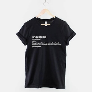 Camiseta "Snarughling": Gráfico divertido de risa y resoplido - Algodón hilado en anillos, ajuste cómodo, estilo diario