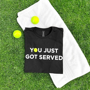 Camiseta de tenis: "You Just Got Served", algodón hilado en anillos, camiseta deportiva con gráficos imagen 1