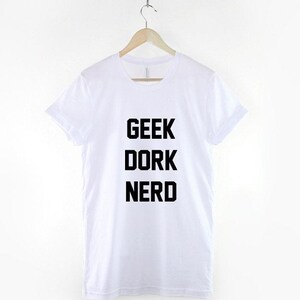 Camiseta geek estilo hipster: mezcla de algodón suave, estampado duradero, corte unisex, ropa informal. imagen 3