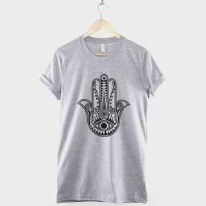 Hamsa Hand Shirt, spirituelles Yoga T-Shirt, Boho spirituelles Grafik T-Shirt, Meditation Yoga Top, Gold Hamsa Shirt Bild 3