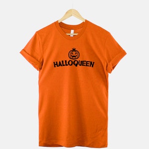 Peut inclure: T-shirt orange avec un graphique de citrouille noire et le texte "Halloqueen" imprim&eacute; sur le devant.