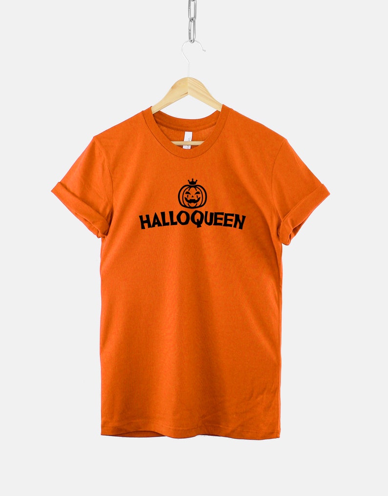 Peut inclure: T-shirt orange avec un graphique de citrouille noire et le texte "Halloqueen" imprim&eacute; sur le devant.
