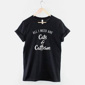 Camiseta de gatos y cafeína, camiseta para amantes de los gatos, camiseta divertida con estampado de gatos y café, top para amantes de los gatos, regalo para amantes de los gatos imagen 1