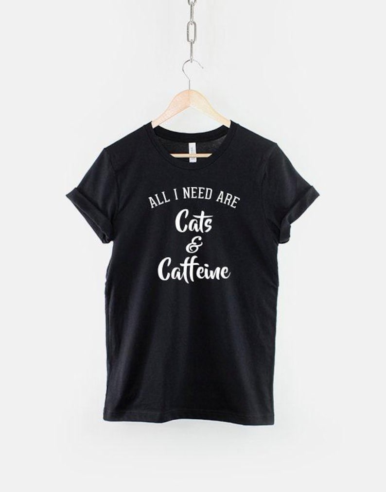 Camiseta de gatos y cafeína, camiseta para amantes de los gatos, camiseta divertida con estampado de gatos y café, top para amantes de los gatos, regalo para amantes de los gatos imagen 1