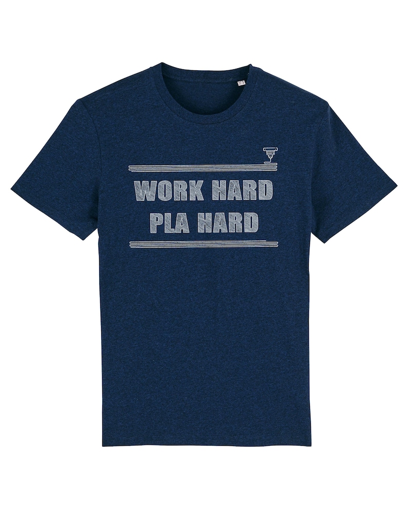 Camiseta com estampa de impressão 3D: Trabalhe duro, PLA duro, slogan, peça unissex em algodão misto. imagem 3