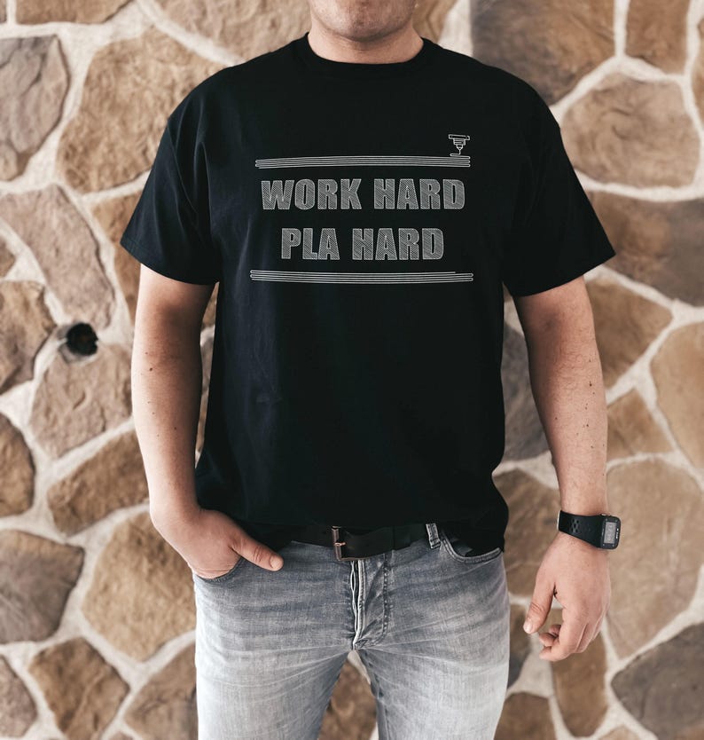 Camiseta com estampa de impressão 3D: Trabalhe duro, PLA duro, slogan, peça unissex em algodão misto. imagem 1
