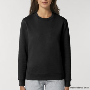Op de afbeelding: Een zwart sweatshirt met ronde hals en lange mouwen.