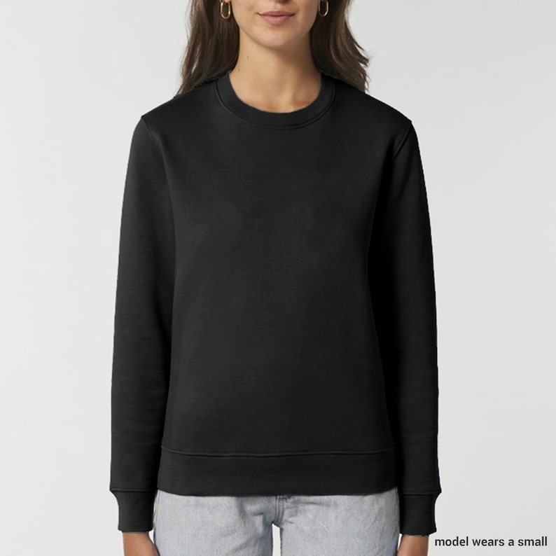 Op de afbeelding: Een zwart sweatshirt met ronde hals en lange mouwen.