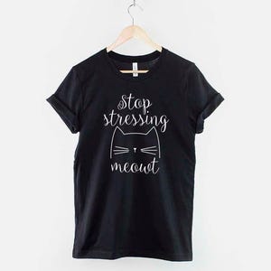 Camiseta para amantes de los gatos, "Deja de estresarte", "Maullido", camiseta gráfica de "Mujer gata juguetona" imagen 1