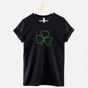Camiseta Shamrock: Desenho de trevo irlandês em estilo line art, camiseta verde com estampa para o Dia de São Patrício imagem 1