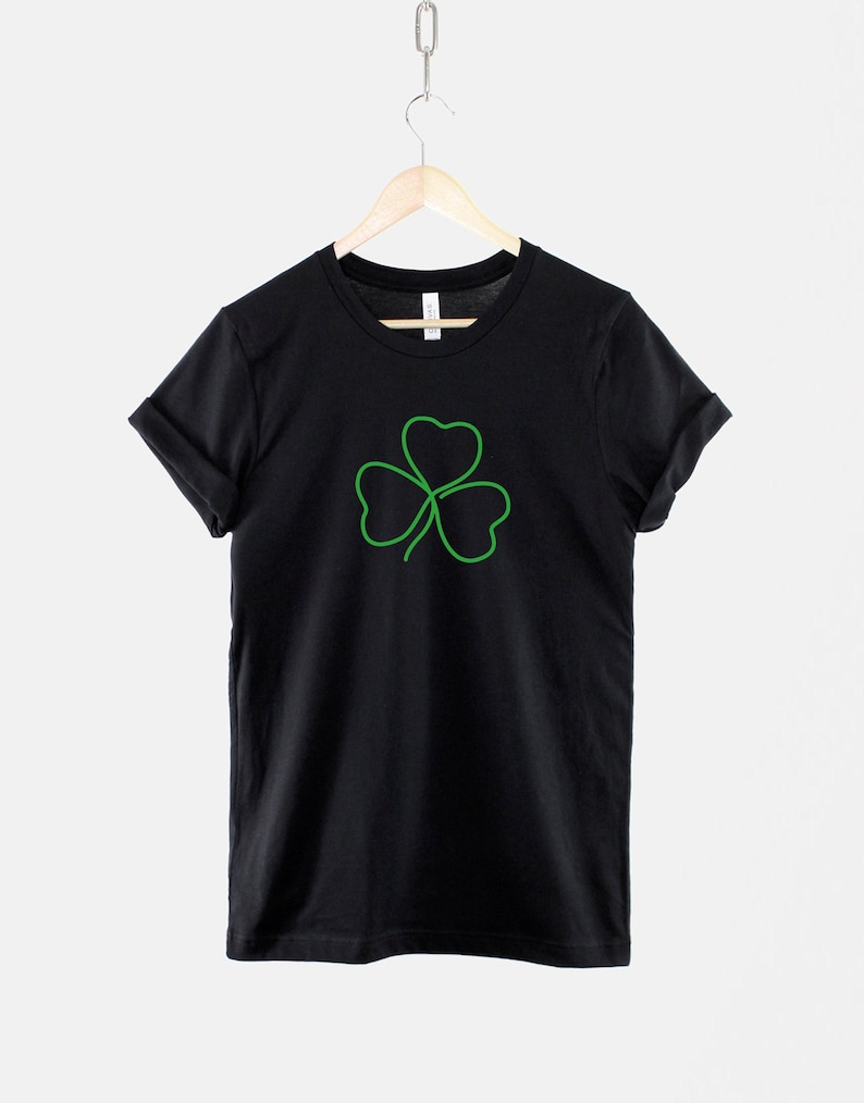 Camiseta Shamrock: Desenho de trevo irlandês em estilo line art, camiseta verde com estampa para o Dia de São Patrício imagem 1