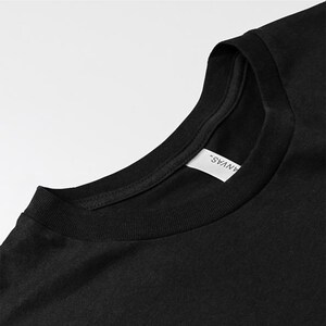 Puede incluir: Primer plano del cuello de una camiseta negra con una etiqueta blanca que dice "ANVAS".