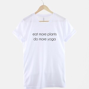 Camiseta "Come más plantas", camiseta vegana de yoga, camiseta gráfica de estilo de vida consciente, regalo para amantes de las plantas. imagen 3