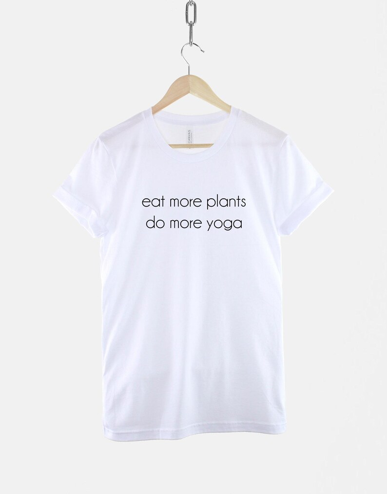 Camiseta "Come más plantas", camiseta vegana de yoga, camiseta gráfica de estilo de vida consciente, regalo para amantes de las plantas. imagen 3