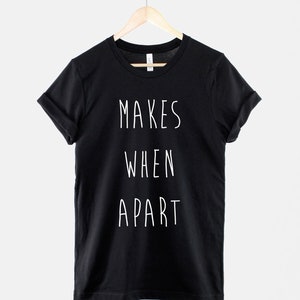 Puede incluir: Camiseta negra con texto blanco que dice "MAKES WHEN APART".
