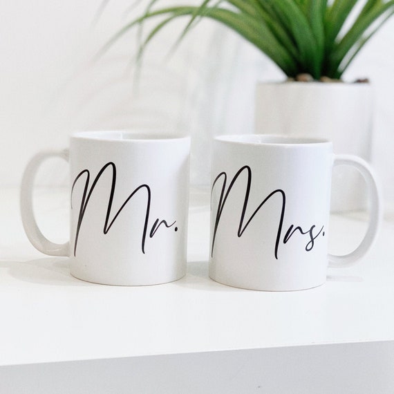 Set di tazze Mr and Mrs - Regalo di nozze per novelli sposi - Tazze da caffè per coppie - Regalo per gli sposi - Set di tazze per lui e per lei - Italia