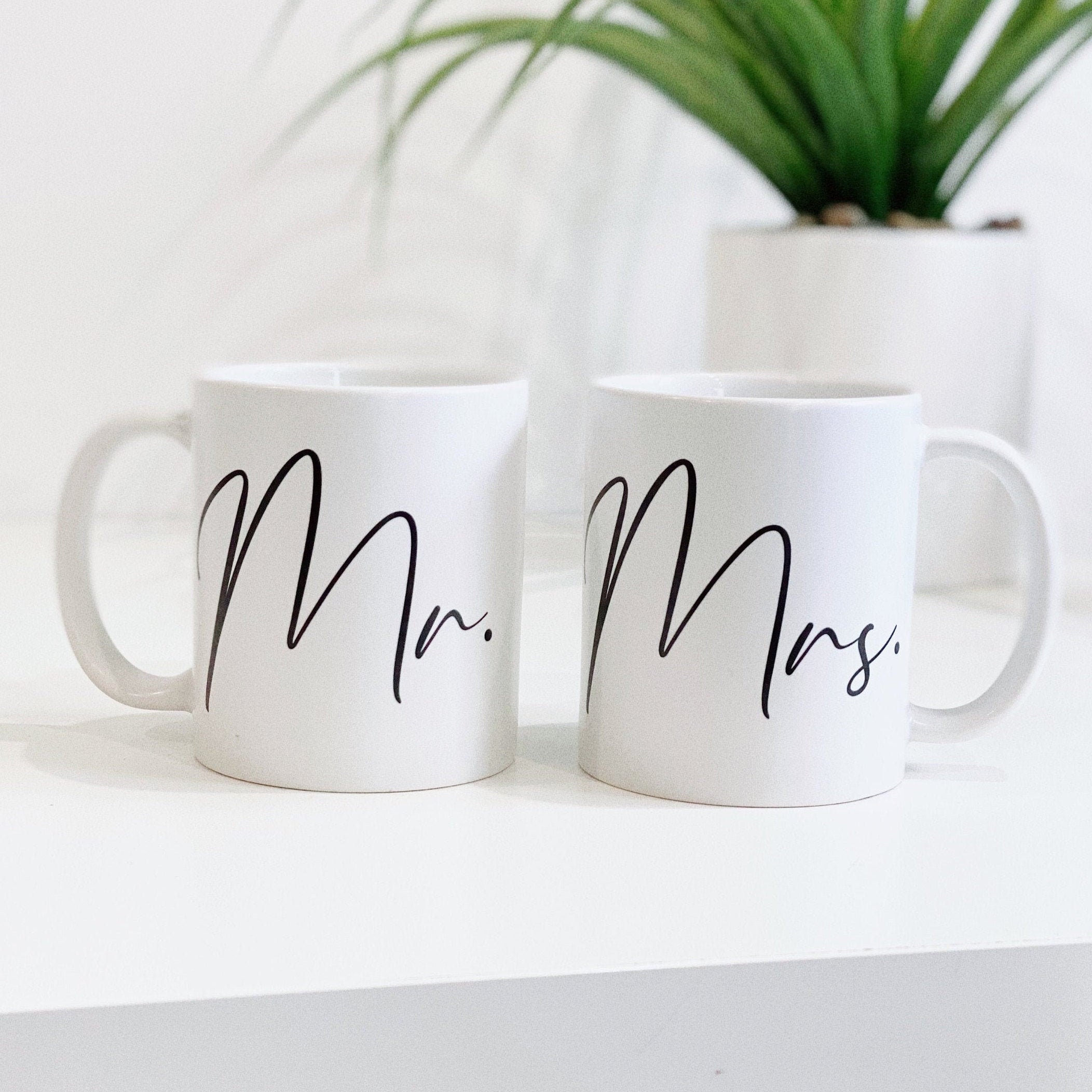 Mr und Mrs - Set di 2 tazze da caffè, idea regalo per sposi, regalo per matrimonio, San Valentino, Natale, anniversario, compleanno, 320 ml, idea regalo