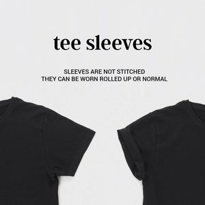 Może przedstawiać: Dwie czarne koszulki z kr&oacute;tkimi rękawami. Rękawy koszulki po prawej stronie są podwinięte. Tekst "tee sleeves" i "Sleeves are not stitched. They can be worn rolled up or normal" jest nadrukowany nad koszulkami.