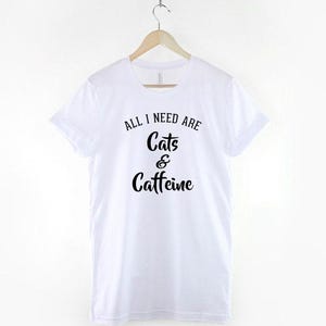 Camiseta de gatos y cafeína, camiseta para amantes de los gatos, camiseta divertida con estampado de gatos y café, top para amantes de los gatos, regalo para amantes de los gatos imagen 2