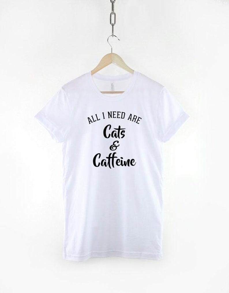 Camiseta de gatos y cafeína, camiseta para amantes de los gatos, camiseta divertida con estampado de gatos y café, top para amantes de los gatos, regalo para amantes de los gatos imagen 2