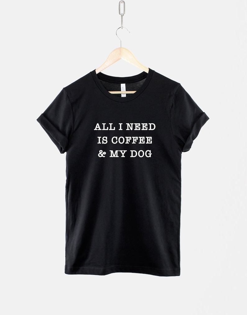 Dog Mom T-shirt: Coffee & My Dog Graphic T-shirt, zachte katoenmix vrijetijdskleding afbeelding 1