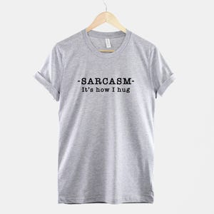 Camiseta Sarcástica com Slogan Irônico, É Assim Que Eu Abraço (Unissex PP-6XG, Mistura de Algodão Macio) imagem 2