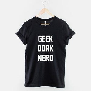 Camiseta geek estilo hipster: mezcla de algodón suave, estampado duradero, corte unisex, ropa informal. imagen 1