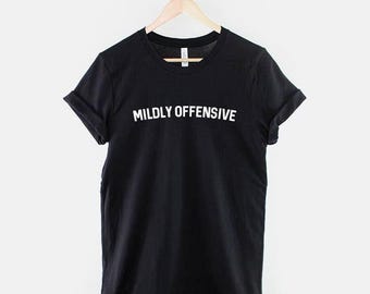 Camiseta ligeramente ofensiva, divertida y sarcástica, con eslogan de humor negro y gráfico de actitud atrevida.