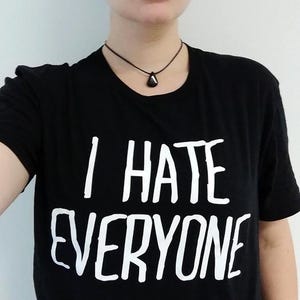 Camiseta gótica "Odio a todos": eslogan emo grunge antisocial, estampado duradero (algodón hilado en anillo, unisex, tallas XS-6XL)