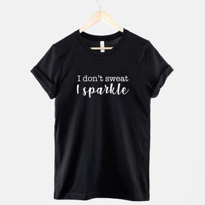 Koszulka „Nie pocę się, błyszczę” – strój na siłownię dla wizażysty, koszulka z wykrokami i rzęsami