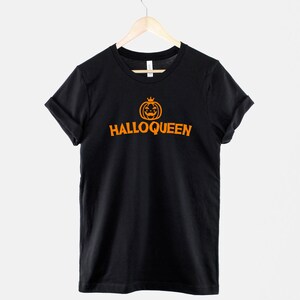 Peut inclure: T-shirt noir avec un graphique de citrouille orange et le texte "Halloqueen" imprim&eacute; sur le devant.