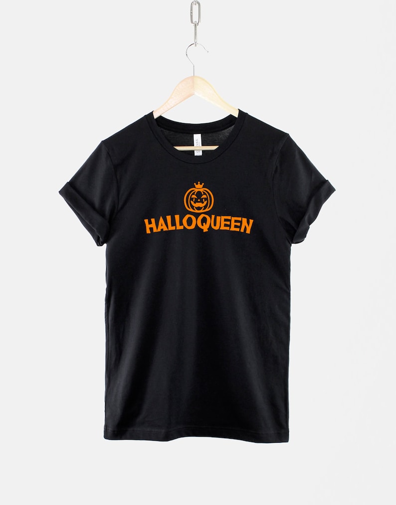 Peut inclure: T-shirt noir avec un graphique de citrouille orange et le texte "Halloqueen" imprim&eacute; sur le devant.