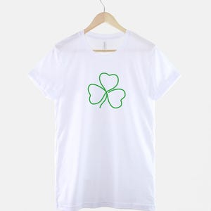 Camiseta Shamrock: Desenho de trevo irlandês em estilo line art, camiseta verde com estampa para o Dia de São Patrício imagem 2
