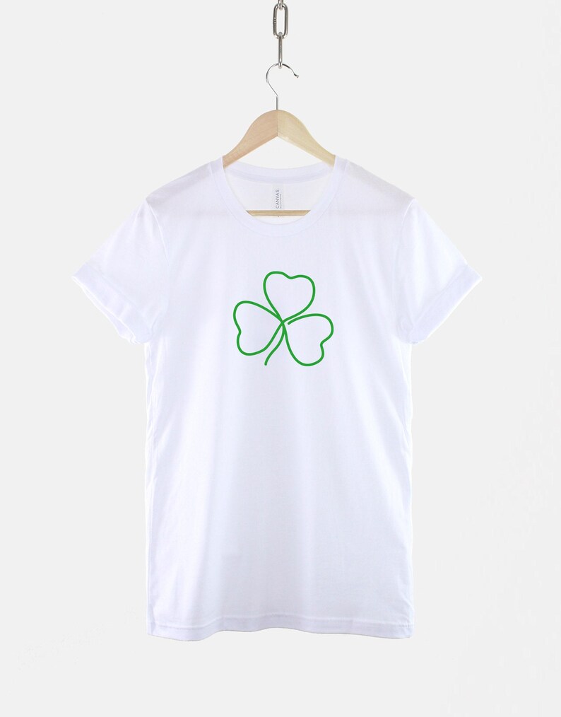 Camiseta Shamrock: Desenho de trevo irlandês em estilo line art, camiseta verde com estampa para o Dia de São Patrício imagem 2