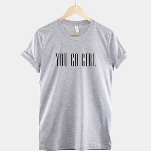 Camiseta feminista con poder femenino, camiseta empoderadora para mujeres, camiseta con eslogan feminista audaz, camiseta inspiradora imagen 2
