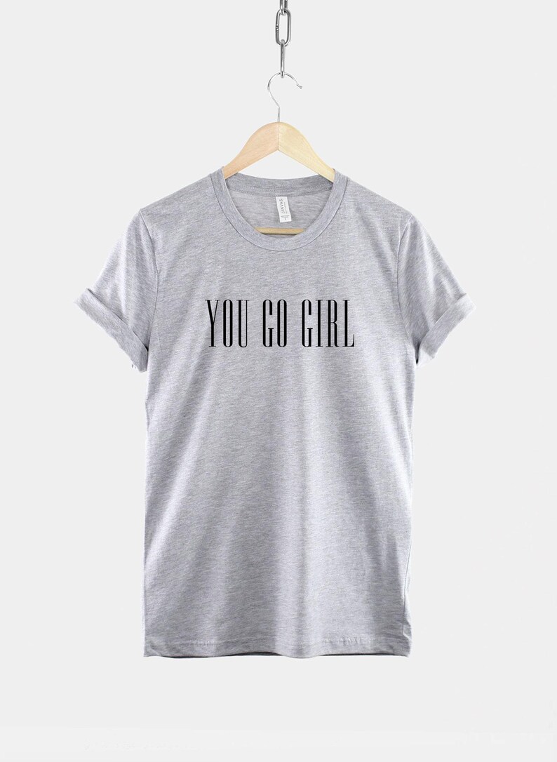 Camiseta feminista con poder femenino, camiseta empoderadora para mujeres, camiseta con eslogan feminista audaz, camiseta inspiradora imagen 2