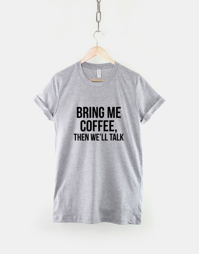 Może przedstawiać: Szary T-shirt z nadrukiem "Bring me coffee, then we'll talk" w kolorze czarnym.