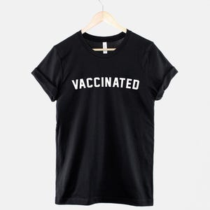 Camiseta con mensaje de vacunación, camiseta gráfica a favor de las vacunas, regalo para concienciar sobre la salud imagen 1