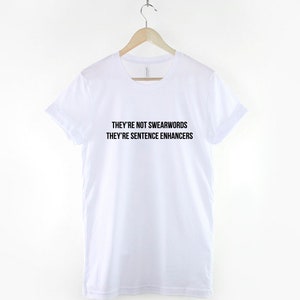 Puede incluir: Camiseta blanca con texto negro que dice "They're not swearwords They're sentence enhancers".