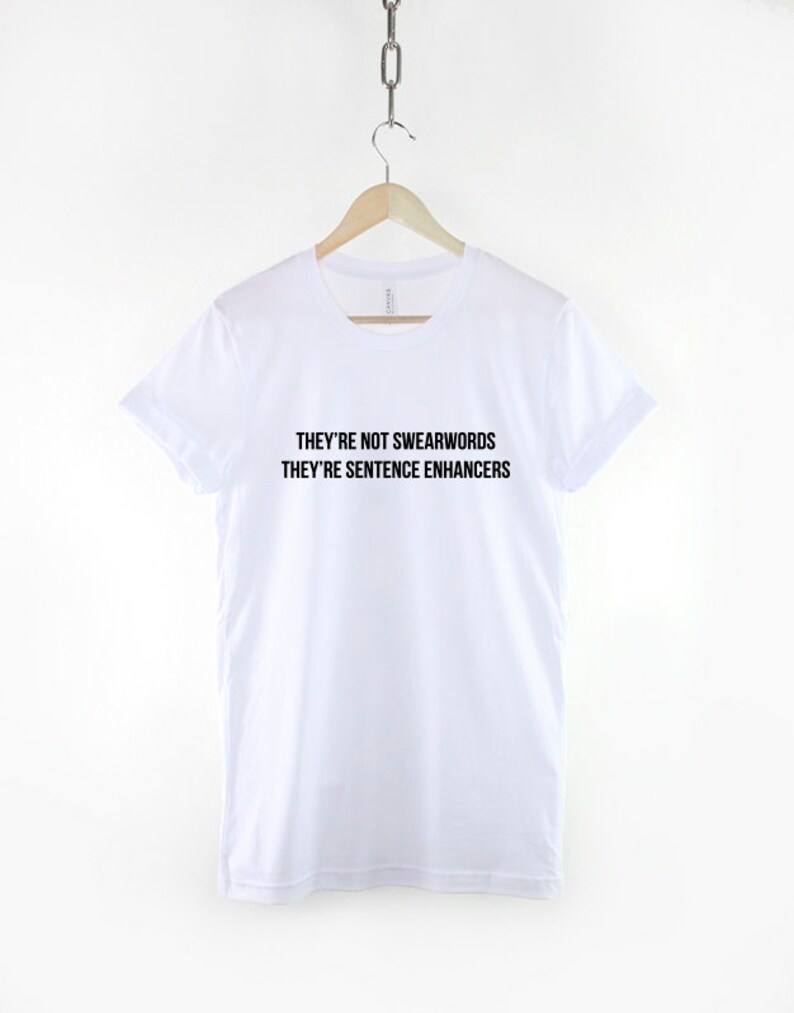 Puede incluir: Camiseta blanca con texto negro que dice "They're not swearwords They're sentence enhancers".