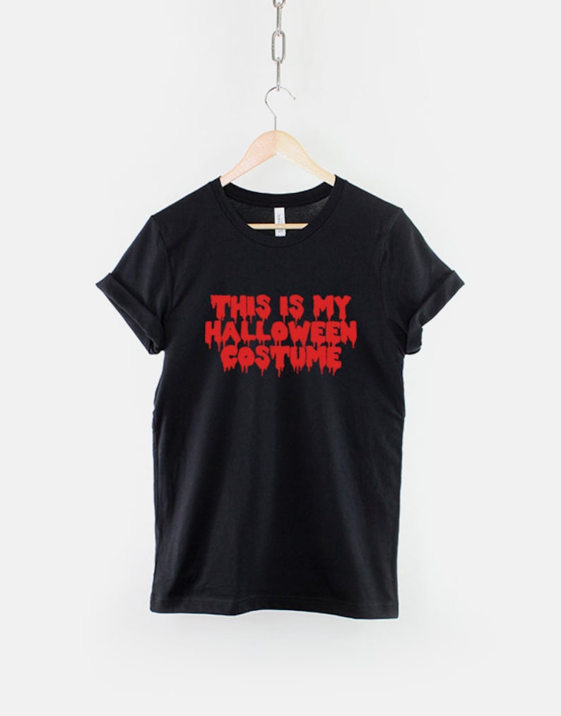 Puede incluir: Camiseta negra con texto rojo que gotea que dice "This is my Halloween Costume".