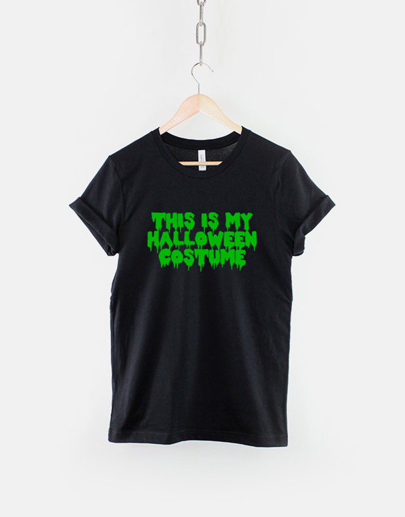Puede incluir: Camiseta negra con texto verde que gotea que dice "This is my Halloween costume."