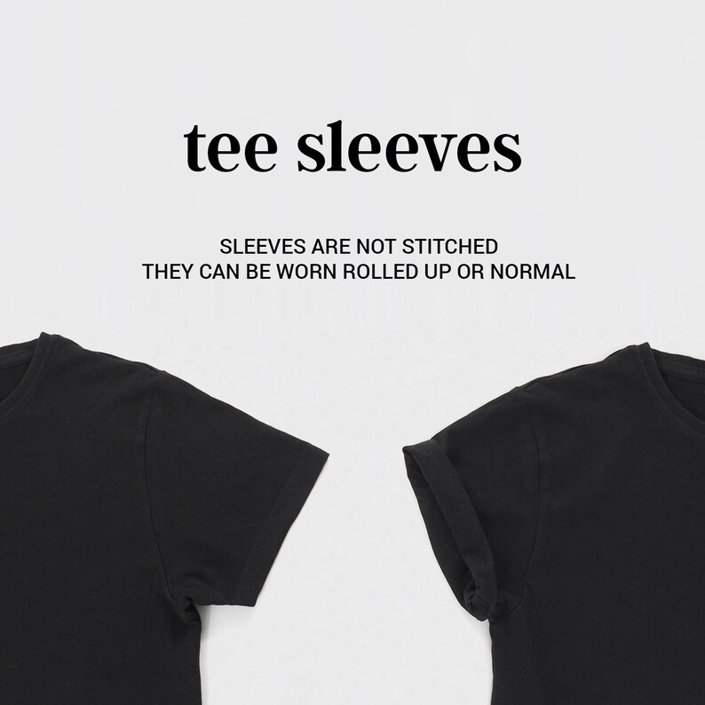 Op de afbeelding: Twee zwarte T-shirts met korte mouwen. De mouwen van het rechter T-shirt zijn opgerold. De tekst "tee sleeves" en "Sleeves are not stitched. They can be worn rolled up or normal" staat boven de T-shirts.