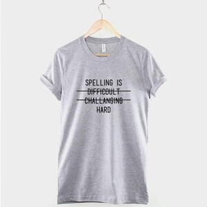 L'orthographe est difficile T-shirt de remise des diplômes : t-shirt drôle de professeur avec humour, imprimé en coton doux image 2