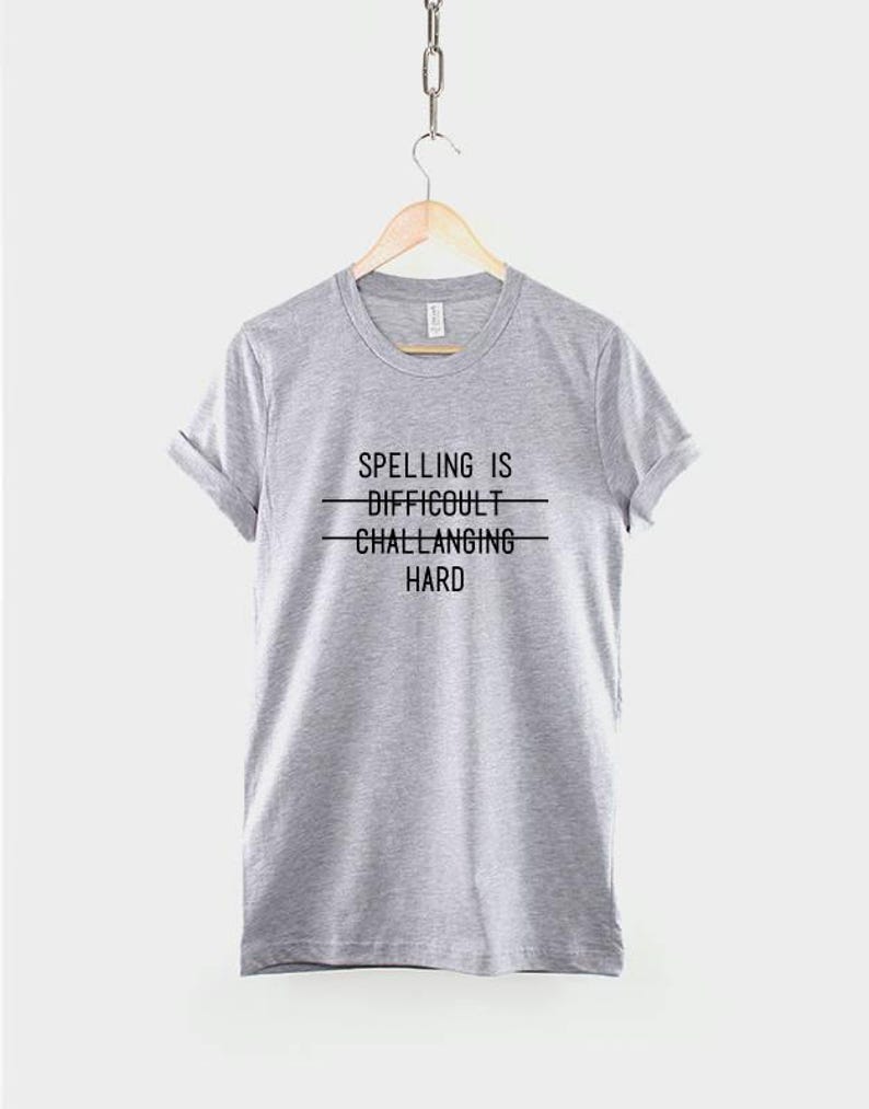 L'orthographe est difficile T-shirt de remise des diplômes : t-shirt drôle de professeur avec humour, imprimé en coton doux image 2