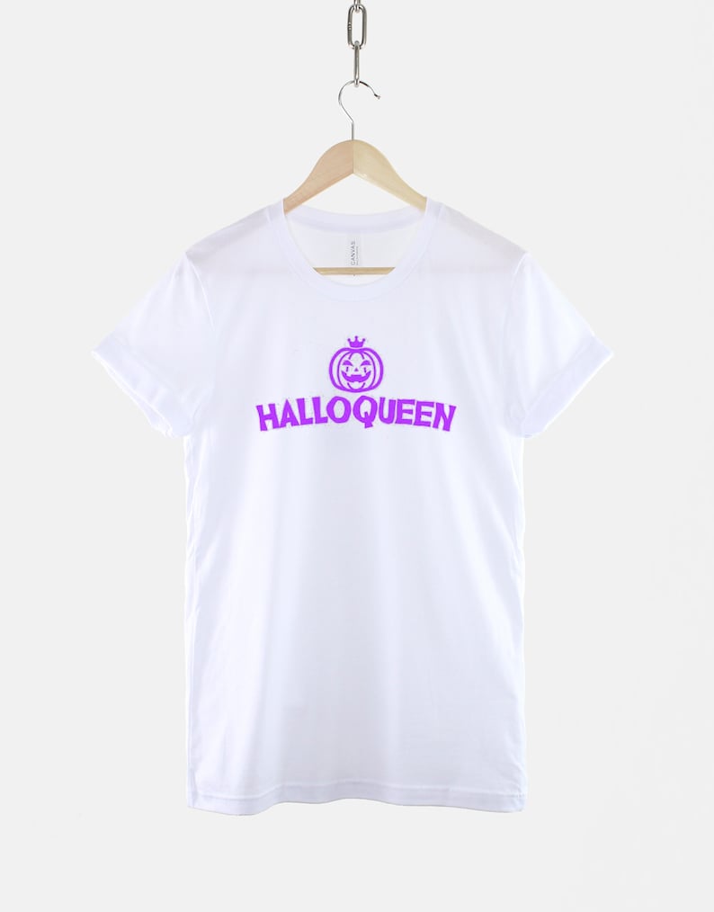 Peut inclure: T-shirt blanc avec un graphique de citrouille violet et le texte "Halloqueen" imprim&eacute; sur le devant.