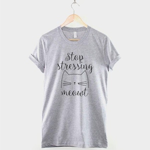 Camiseta para amantes de los gatos, "Deja de estresarte", "Maullido", camiseta gráfica de "Mujer gata juguetona" imagen 2